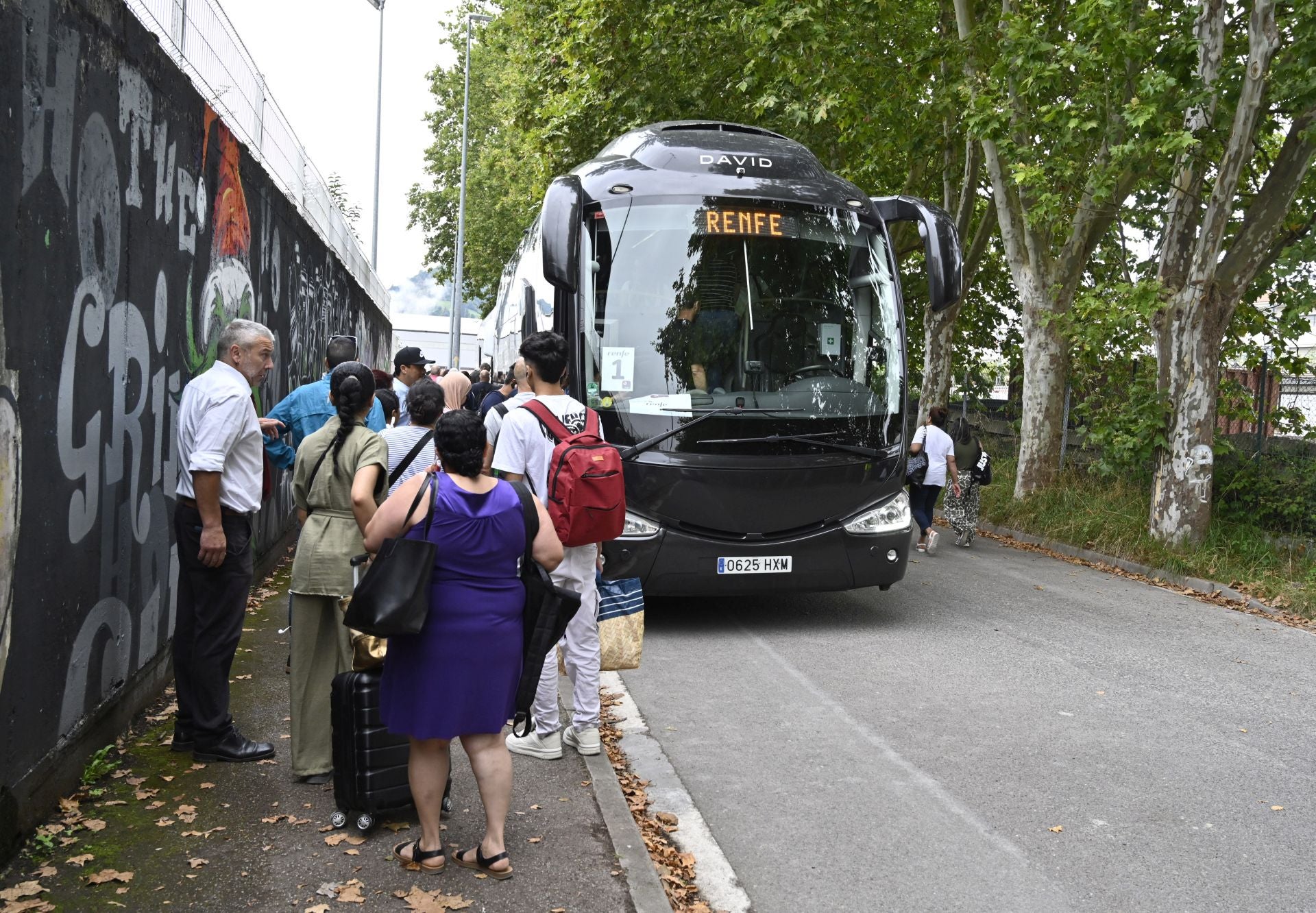 El servicio de autobuses sustituye ya a los trenes de Renfe entre San Sebastián e Irun