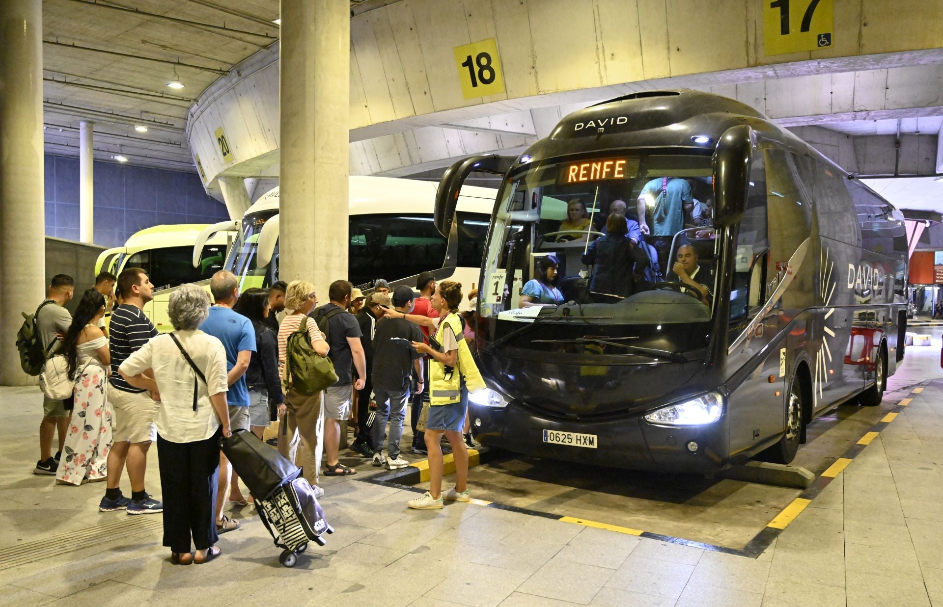 El servicio de autobuses sustituye ya a los trenes de Renfe entre San Sebastián e Irun