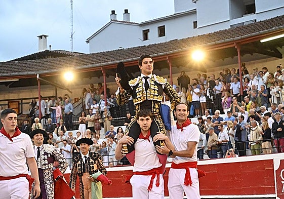 Jesús Enrique Colombo sale a hombros de la plaza tras la tercera y última corrida de toros de la feria de Azpeitia celebrada ayer.
