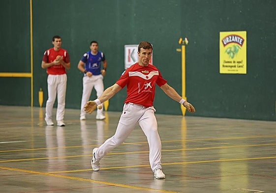 Iñaki Artola realiza un saque con Beñat Rezusta y Xabi Tolosa al fondo, este sábado en Ezcaray.
