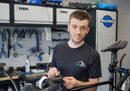 Unai Dorronsoro trabaja en su taller de reparación en Goibike.