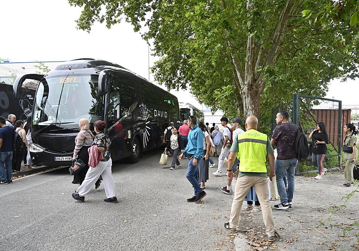 Decenas de pasajeros que viajaban desde Brinkola se suben en el exterior de la estación de Hernani a los buses habilitados por Renfe.