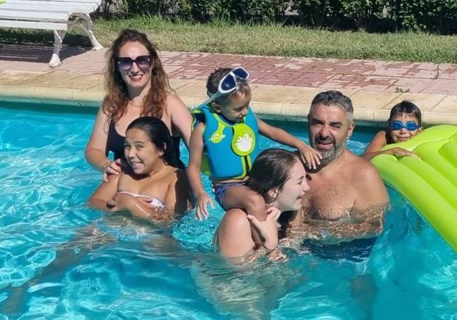 Muriel Larrea disfruta de un baño en la piscina junto a su numerosa familia.