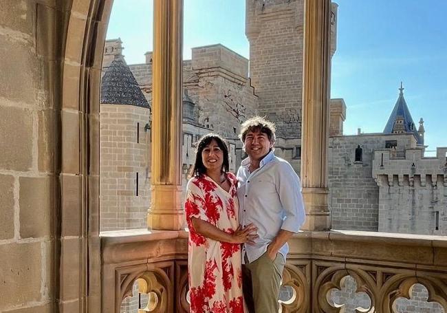 Eneko Andueza y su mujer posan en el castillo de Olite.