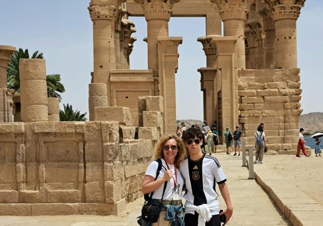 Susana García Chueca con su hijo en Egipto.