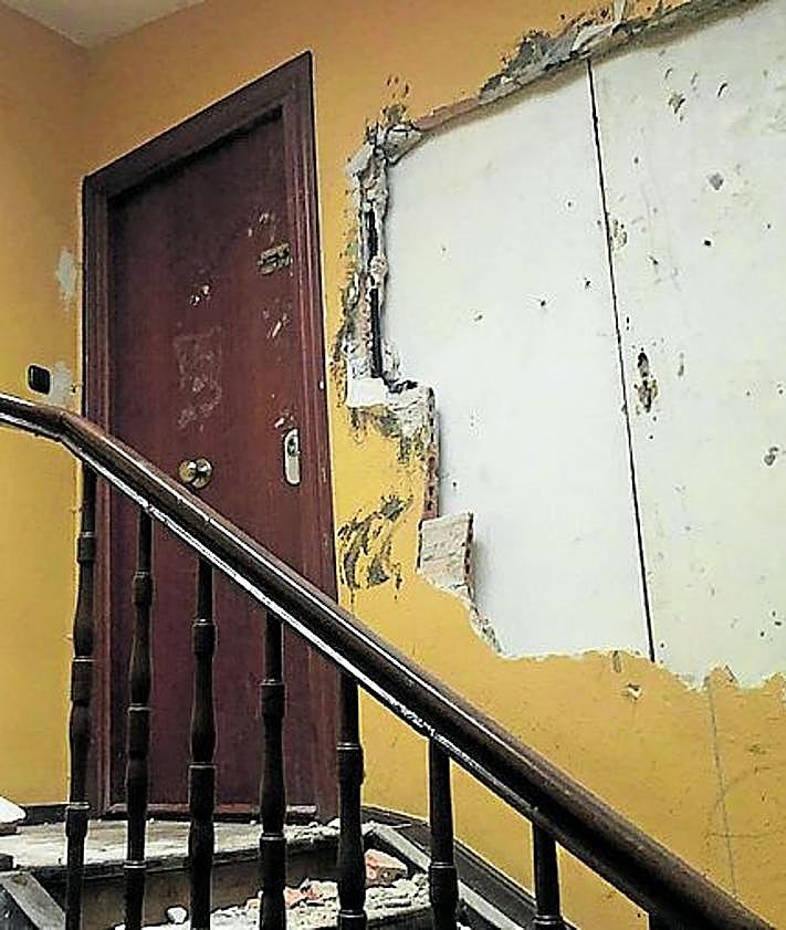 Imagen secundaria 2 - Una comunidad lleva a juicio a un residente: «El vecino nos tiene atemorizados»