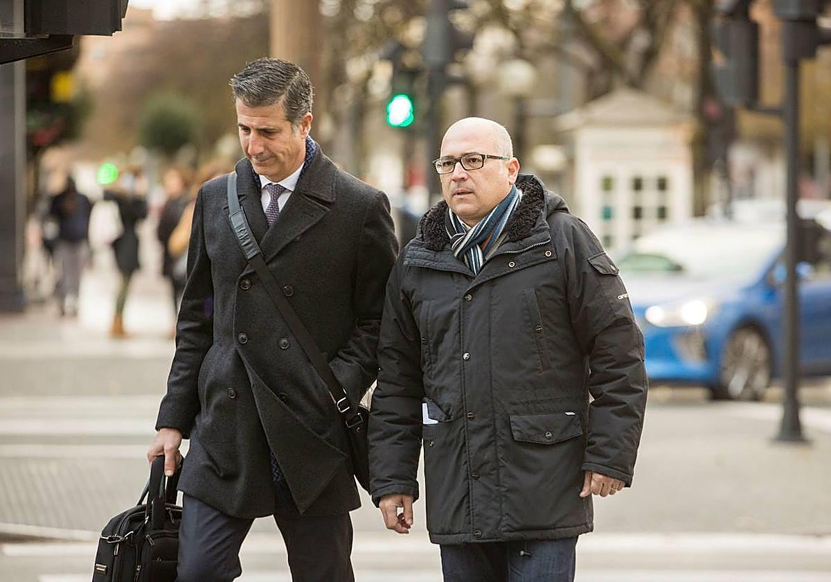 Alfredo de Miguel (derecga) a su llegada al palacio de Justicia de Vitoria en diciembre de 2018.