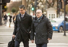 Alfredo de Miguel (derecga) a su llegada al palacio de Justicia de Vitoria en diciembre de 2018.