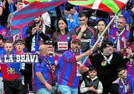 Afición anima a su equipo en el estadio de Ipurua.