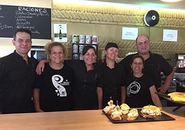 Imagen de archivo de los trabajadores del bar Oria-Txiki de Lasarte