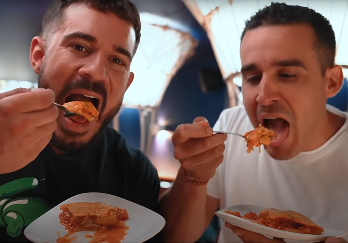 Cenando con Pablo y sansebastianfoodies prueban un pintxo de tortilla de patatas en San Sebastián.