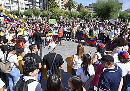 Numerosos venezolanos se congregan en el centro de Donostia «a favor de la libertad» en el país sudamericano.