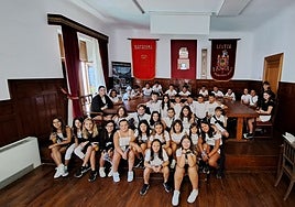 Erleta herri eskolako 6. mailakoek gosaria izan zuten udaletxeko areto nagusian txupinazoa bota baino lehen