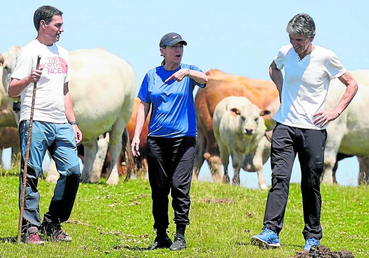 El lehendakari, Imanol Pradales, y la diputada general de Gipuzkoa, Eider Mendoza, este domingo en la sierra de Aralar.