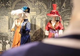 Jantzi dotore eta ikusgarriak daude erakusketa berezi honetan.