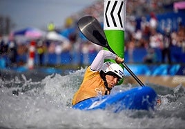 Maialen Chourraut sortea una boya, este domingo durante el descenso que le dio el pase a los cuartos de final de kayak cross.