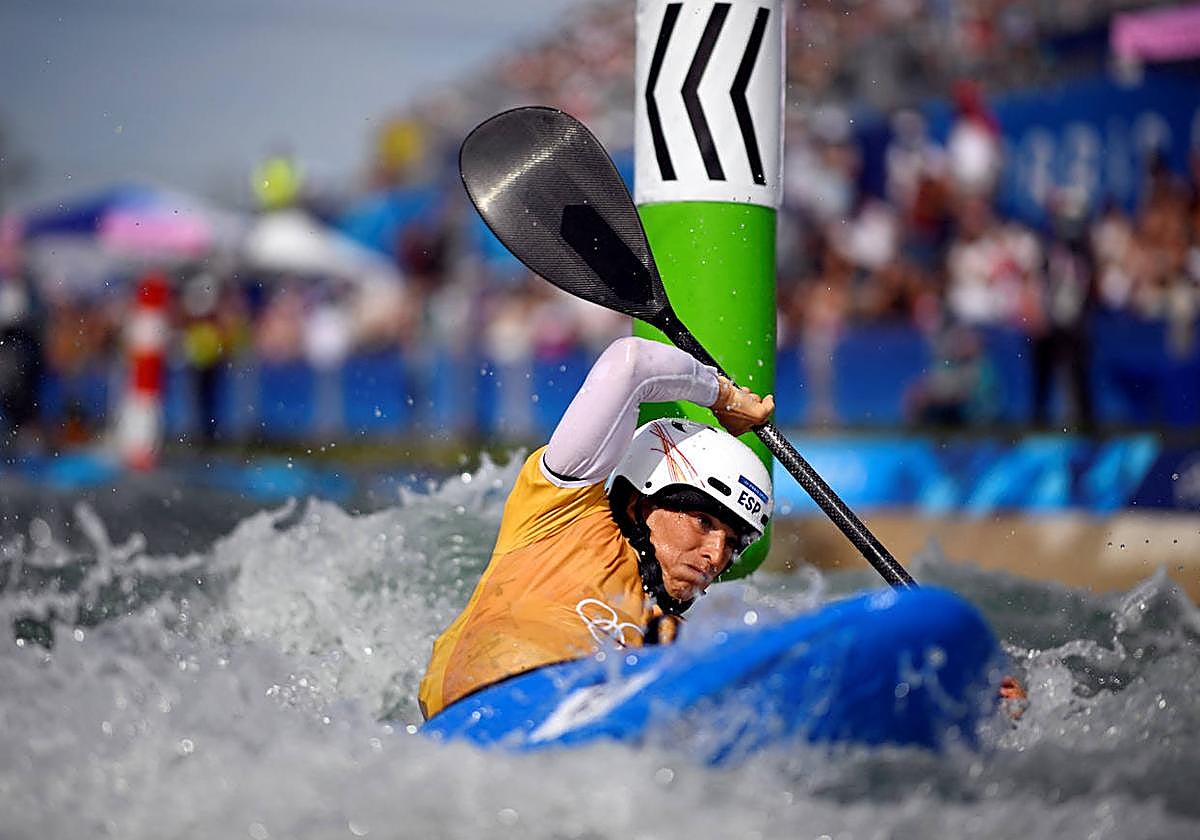 Maialen Chourraut sortea una boya, este domingo durante el descenso que le dio el pase a los cuartos de final de kayak cross.