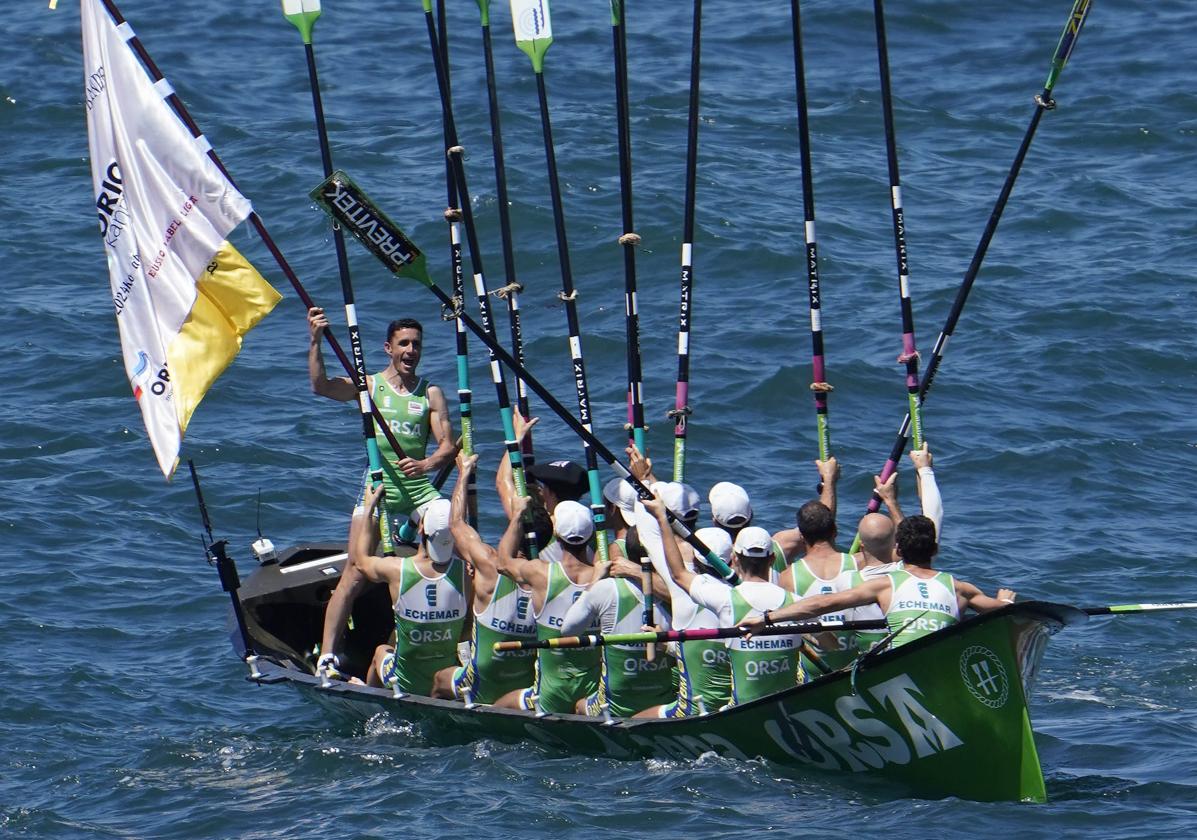 Hondarribia alza los remos para celebrar su primera bandera de la temporada