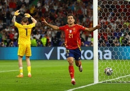 Mikel Oyarzabal celebra el gol de la victoria de la Eurocopa contra Inglaterra, con el balón subastado de fondo.