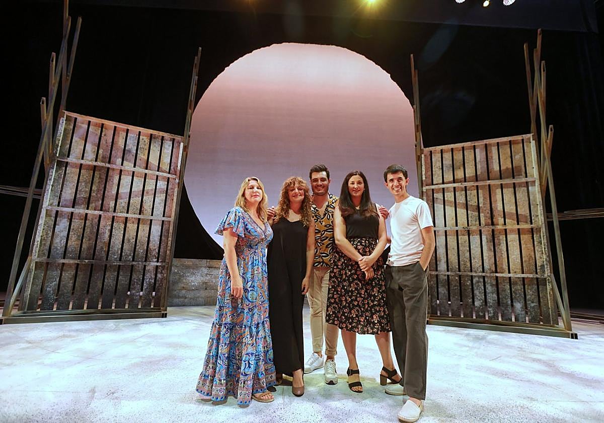 Los cinco cantantes, en el escenario delKursaal montado ya con la producción que se estrena este jueves.