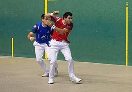 Altuna suelta un pelotazo frente a Rezusta en el Ogueta de Vitoria.