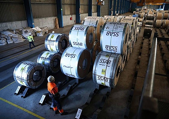 Bobinas para transportar, en un almacén del Puerto de Pasaia.