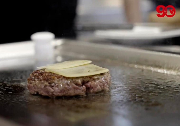 Así se elabora la hamburguesa Kanalla de Alberto Gómez y Goretti Larrañaga