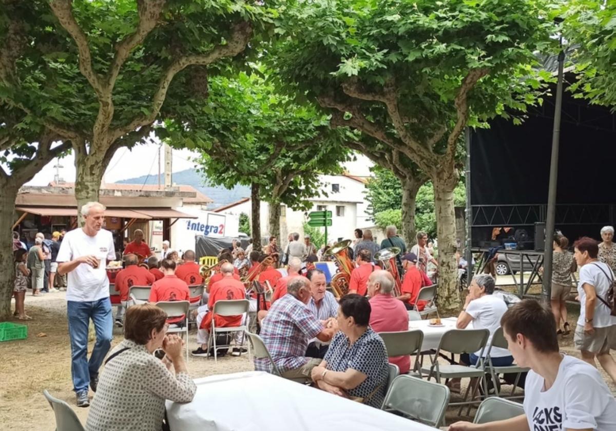 La txaranga Gora Kale Txiki actuando en el desarrollo de las fiestas del barrio Goiburu durante el pasado fin de semana.La actuación de los músicos ayuda en el ambiente festivo.