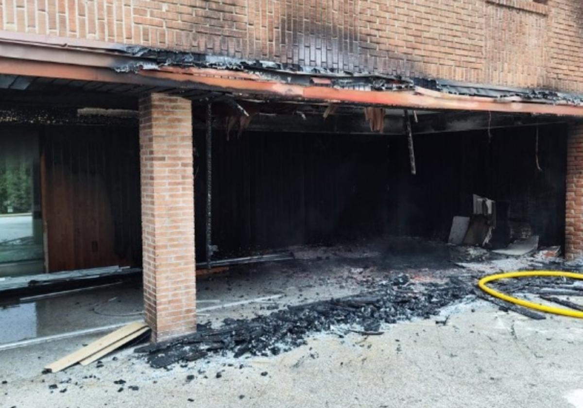 El incendio tan solo ha afectado a la parte trasera del edificio tal y como han informado.