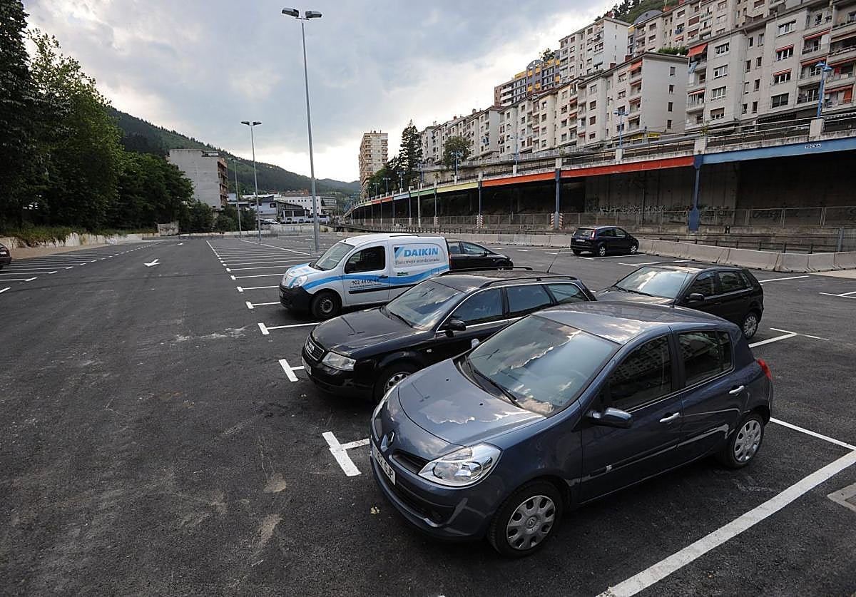 Coches de cierta antigüedad, en una aparcamiento de Eibar.