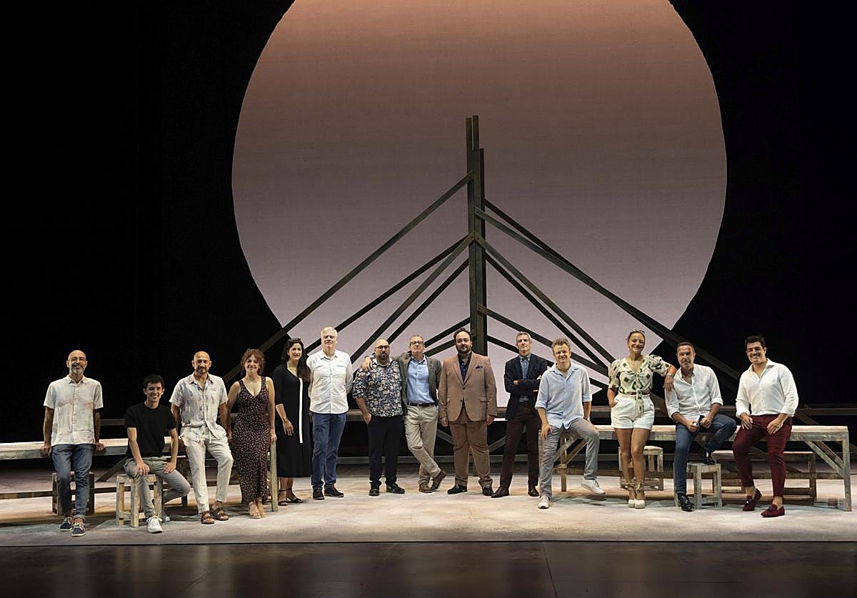 Parte del elenco de 'Carmen' posa en el escenario del Kursaal, junto a los creadores y directores de esta nueva versión producida por Quincena Musical.