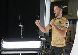 Merino posa con la camiseta de la Real en la toma de fotografías y vídeos del Media Day para la Liga.