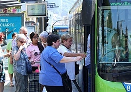 Cola en la parada del Boulevard para subir a un autobús de la línea 9 de Dbus.