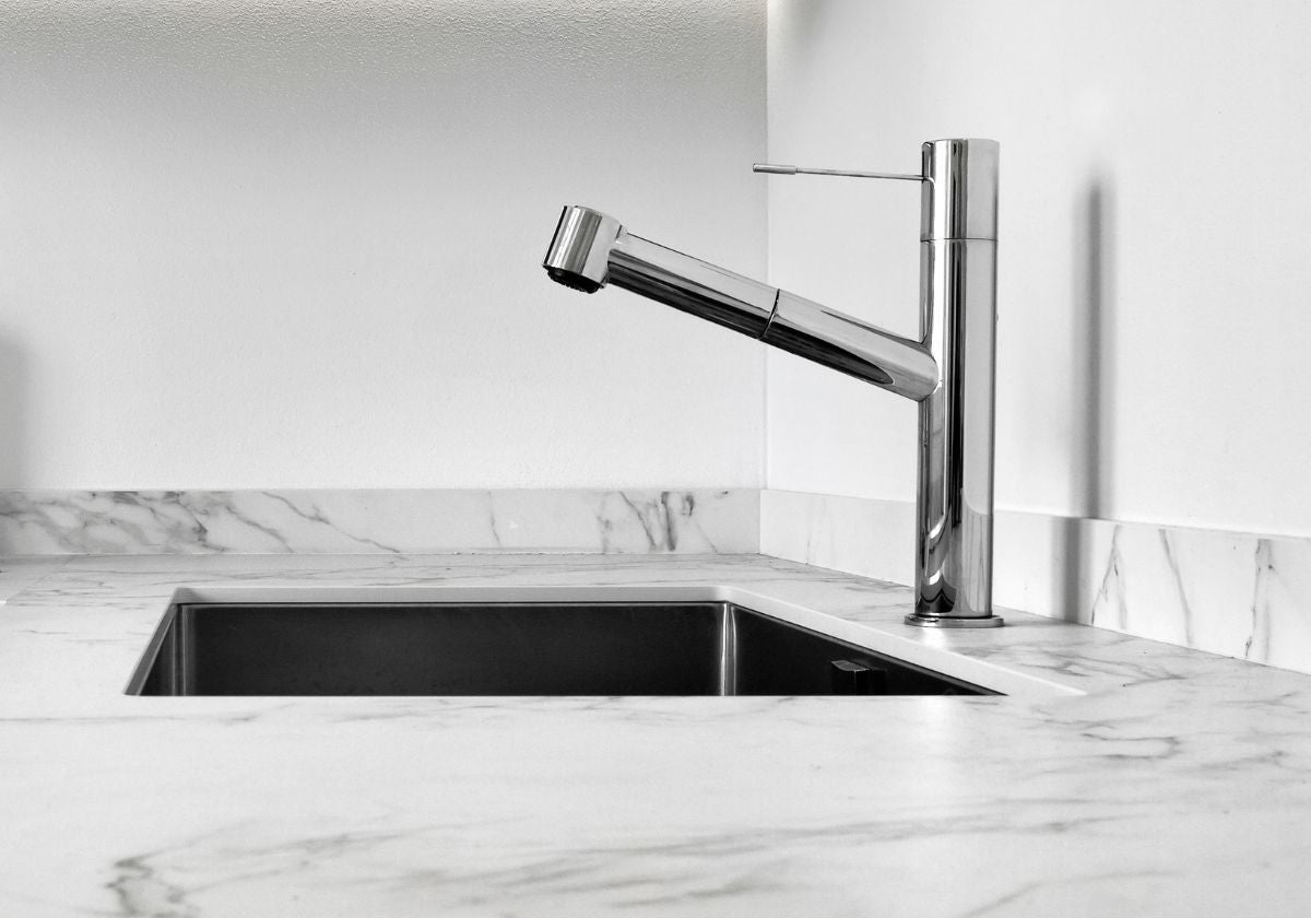 Imagen de archivo de una encimera de cuarzo en una cocina.