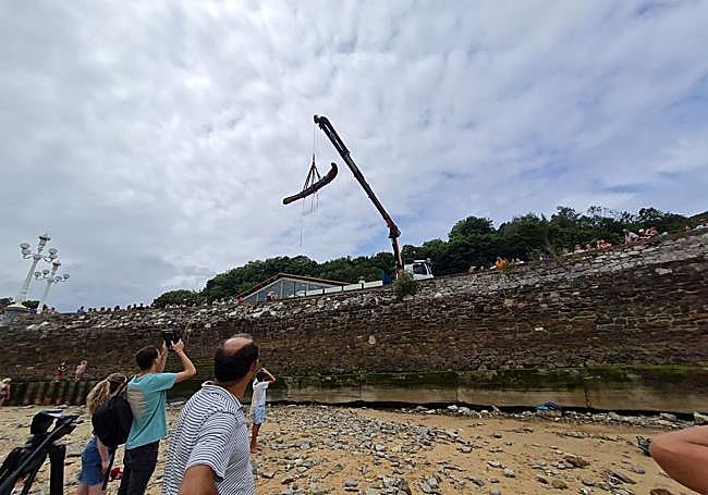 Retirada en grúa de la pieza.