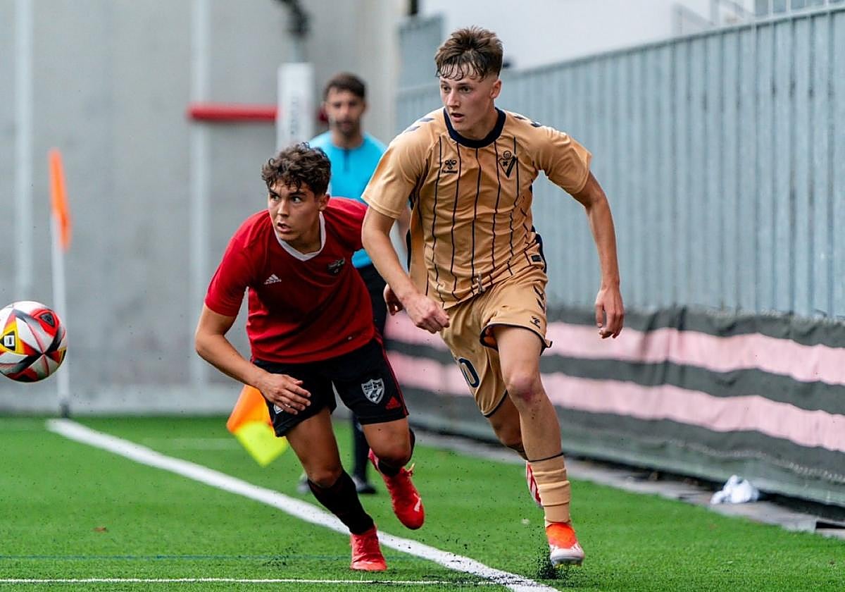 Aritz Muguruza corre por la banda perseguido por un jugador del Arenas de Getxo.