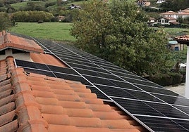 Placas solares colocadas en edificios de la comarca.