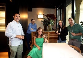 De izquierda a derecha: Javier Caneja (Narru), Carlos Muro (Akelarre), Ainhoa Velasco (El Diario Vasco), Lucía Marcilla (Arzak) y Martín Flea (Ibai) posan en el comedor del Narru.