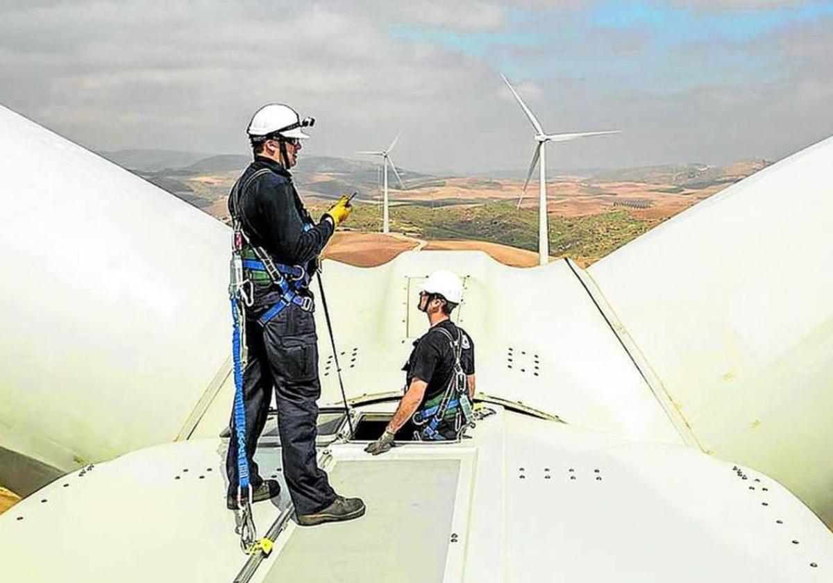 Dos técnicos trabajan en la revisión de un aerogenerador.