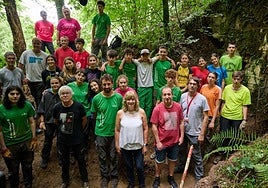 Consejera con otras autoridades y los jóvenes participantes.