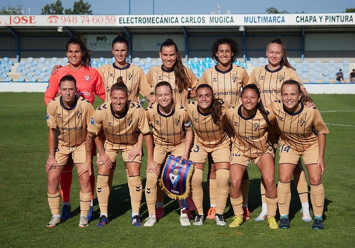 Primer once incial del Eibar en pretemporada. De pie, Noelia, Mireia, Nati Cano, Elba y Alena Peckova; agachadas, Monnechi, Annelie, Arene Altonaga, Eider Arana, Andrea Álvarez y Leire Peña.