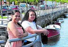 Escarlet Matei y Chintia Rizo posan para la entrevista en Zumaia.
