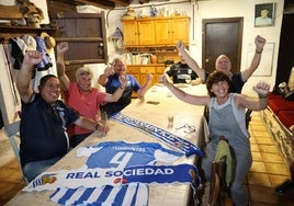Amigos y familiares de Beñat, reunidos este viernes en el caseríofamiliar en Lazkaomendi, animan durante el partido.