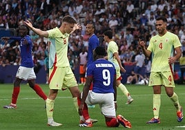 Cabreado. Turrientes le reclamahaberse tirado a Kalimuendoen la acción del penalti. efe