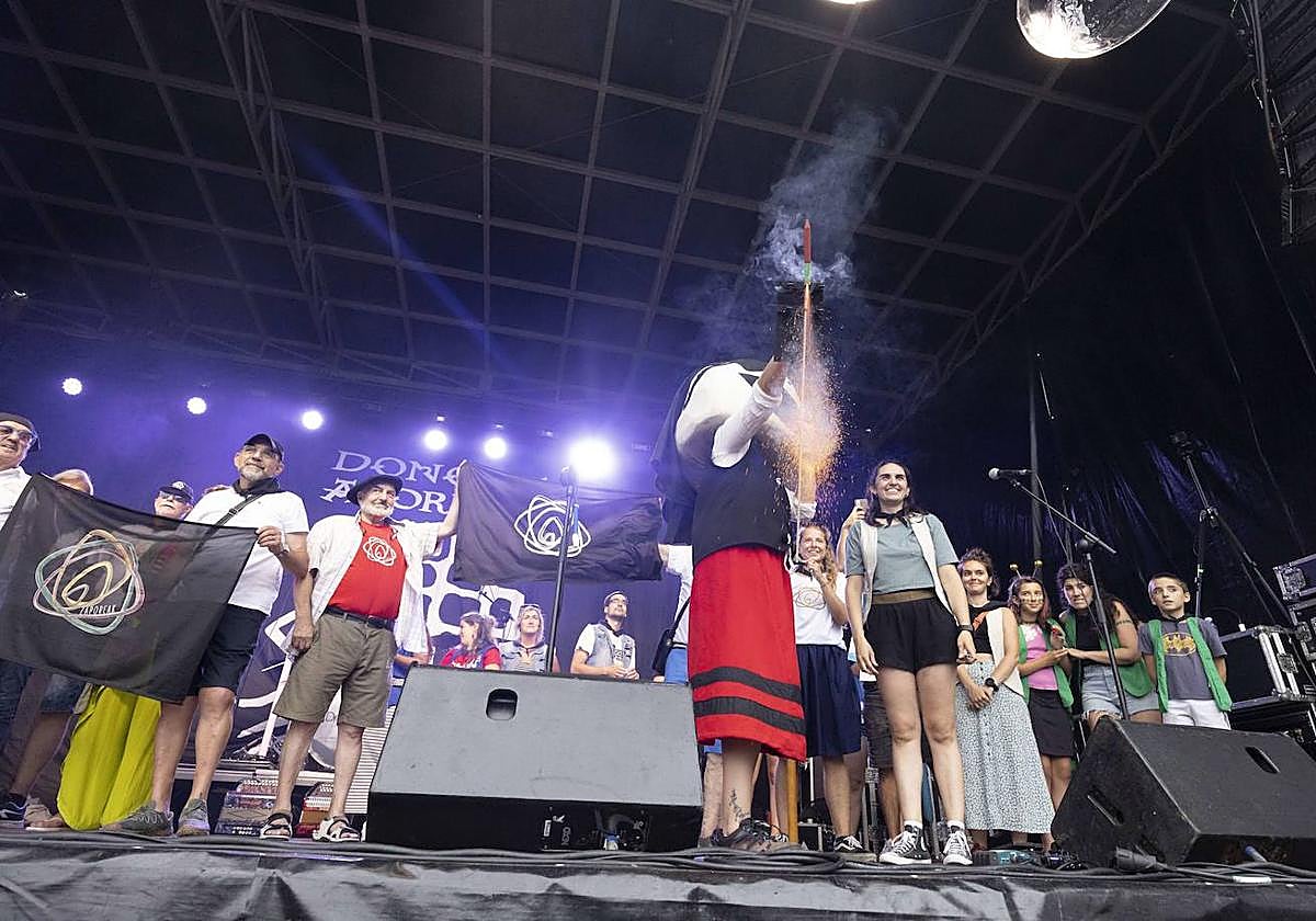 Imagen de archivo del txupinazo pirata de 2023, que fue lanzado por la oenegé Zaporeak.