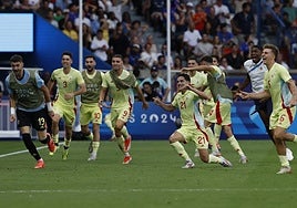Los jugadores de la selección española celebran el gol de la victoria ante Francia en la final olímpica.