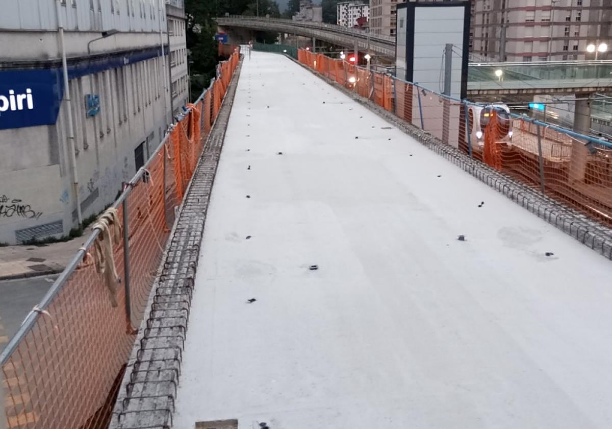 Superficie pavimentada del paseo Estación-Azitain.