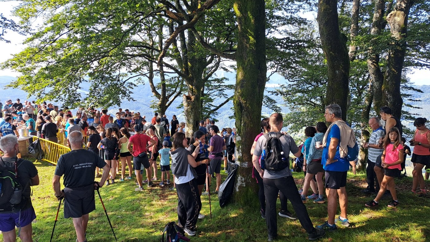 Jende ugari hurbidlu da ermitara oinez goizean goiz meza eta gero izan zen hamaiketakora.