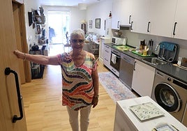 Juncal, en su piso de Lugaritz, que cuenta con dos habitaciones además de con un baño, un salón-comedor-cocina y una terraza.