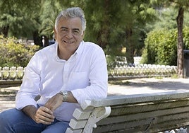 Javier de Andrés en los jardines de la playa de Ondarreta.
